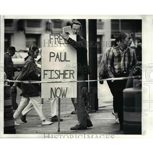 1987 Press Photo Peter Horth of Cleveland Holds Signs in Public Square