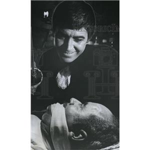 1966 Press Photo Patrick O'Neil In Chamber Of Horrors - orx00997