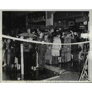 1938 Press Photo Crowd at "Kentucky" Movie Premiere, Carthay Circle Theater