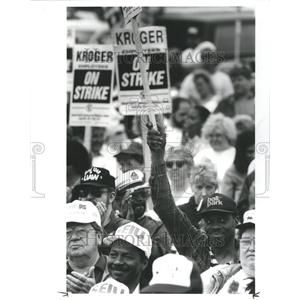 1992 Press Photo Striking Kroger Workers Rally