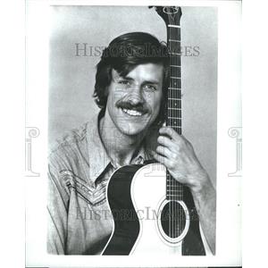 1971 Press Photo Tom Chapin, ABC-TV, holding guitar