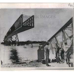 1968 Press Photo Viet-Cong Destroyed Ben Luc Bridge Near Saigon with Mine