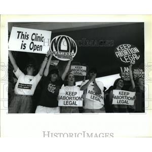 1992 Press Photo Pro Choice supporters react to Operation Rescue protesters