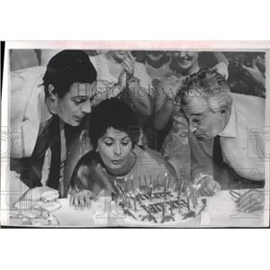 1963 Press Photo Sophia Loren Celebrates Birthday w/ Marcello Mastroianni