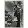 1975 Press Photo Del Crandall and Mike McCoy visit veteran Richard Warday