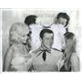 1965 Press Photo Steve Harmon surrounded by females