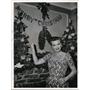 1955 Press Photo Rosemary DeCamp applies tinsel to a Yule festooned mantel