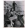 1953 Press Photo Actress Linda White Gets Gondola Ride and Roses in Venice