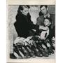 1948 Press Photo Mr and Mrs Glenn Miller find clothing at emergency welfare