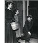 1958 Press Photo Tommy Nolan Elizabeth Harrowen and Anna Nanasi in Buckskin