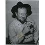 1949 Press Photo Burl Ives while wearing a hat in the picture