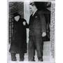 1961 Press Photo Sir Winston Churchill aided by his personal Inspector E.Murray