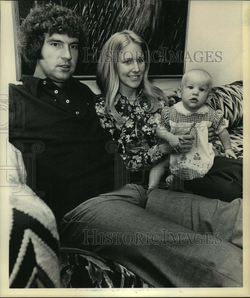 Press Photo Houston Oilers' quarterback Lynn Dickey and family watch TV