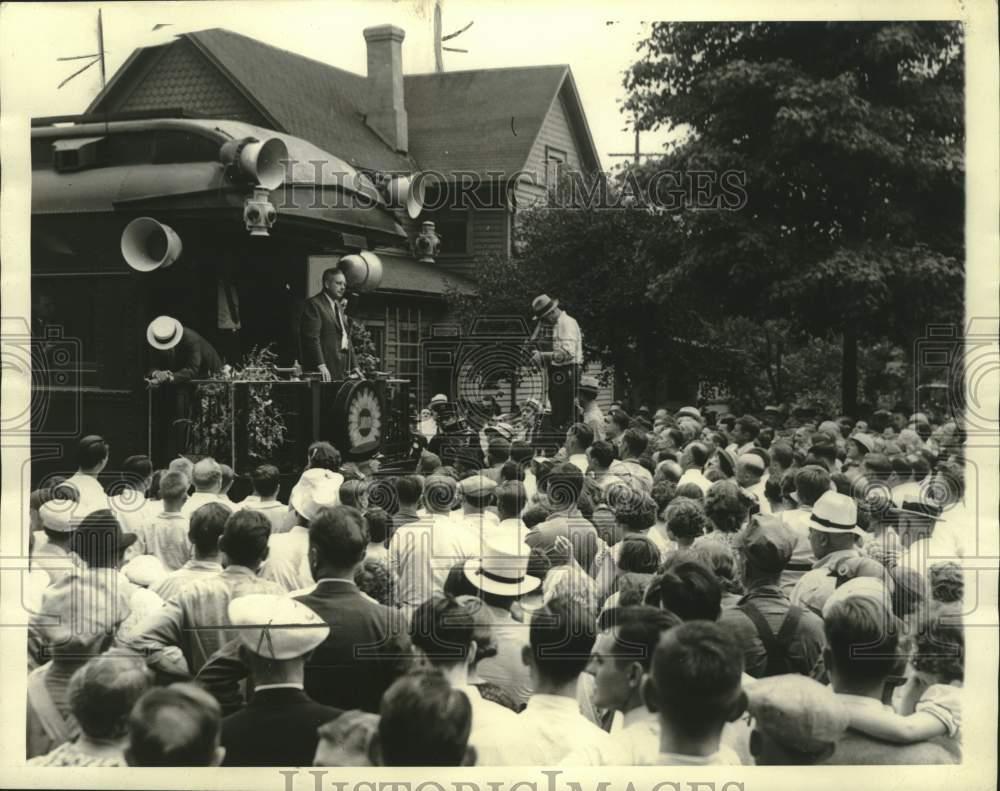 1936 Press Photo Governor Alf Landon greets crowd at Warsaw, Indiana