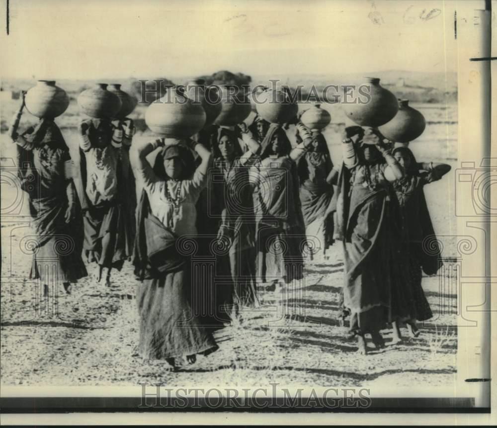 1966 Press Photo Indian Women Carry Water In Earthen Jars On Their Heads Ebay